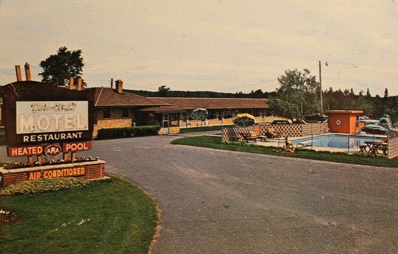 Trav-Lures Motel - Vintage Postcard